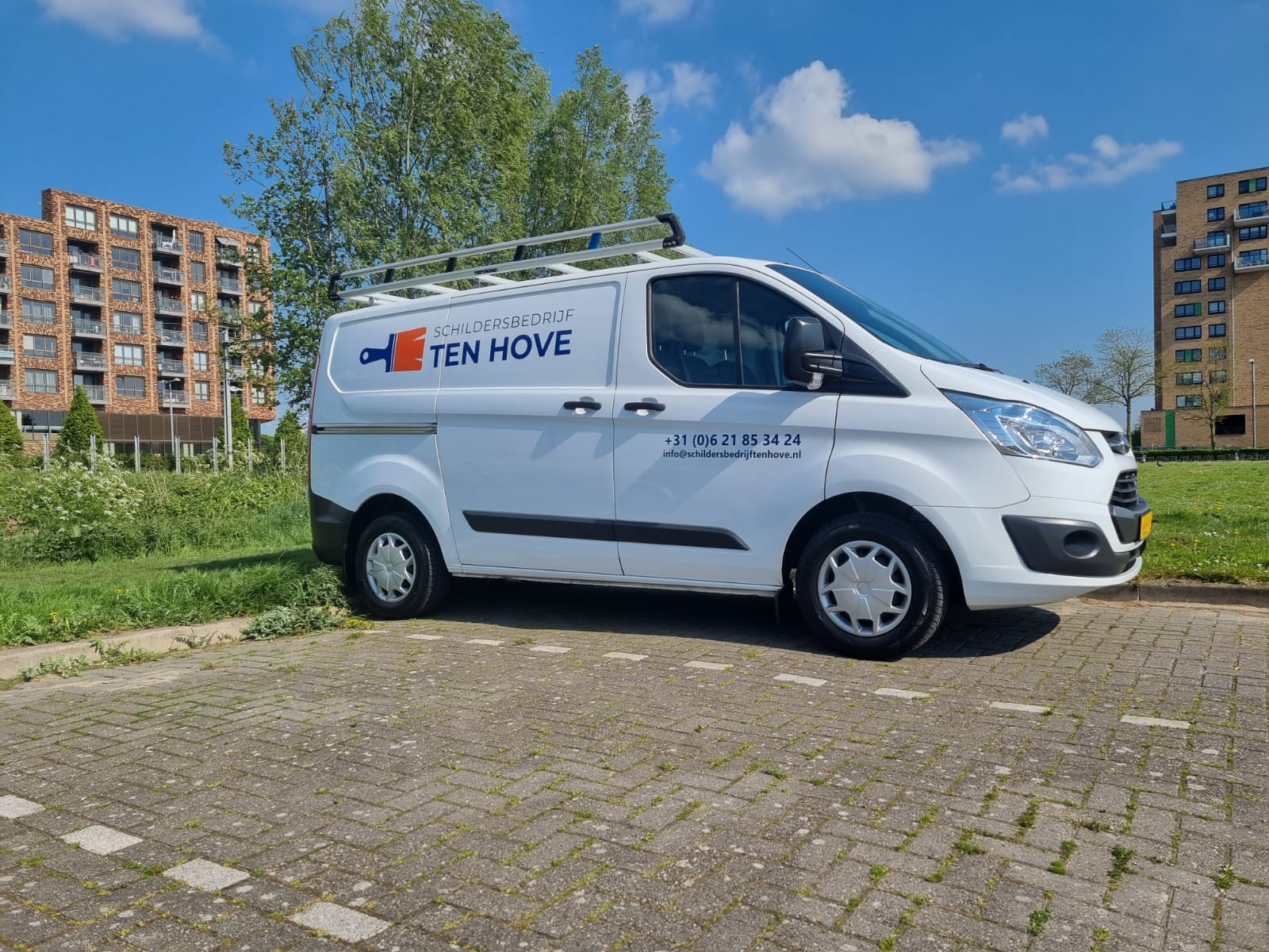 Witte bedrijfsbus van Schildersbedrijf ten Hove met imperiaal